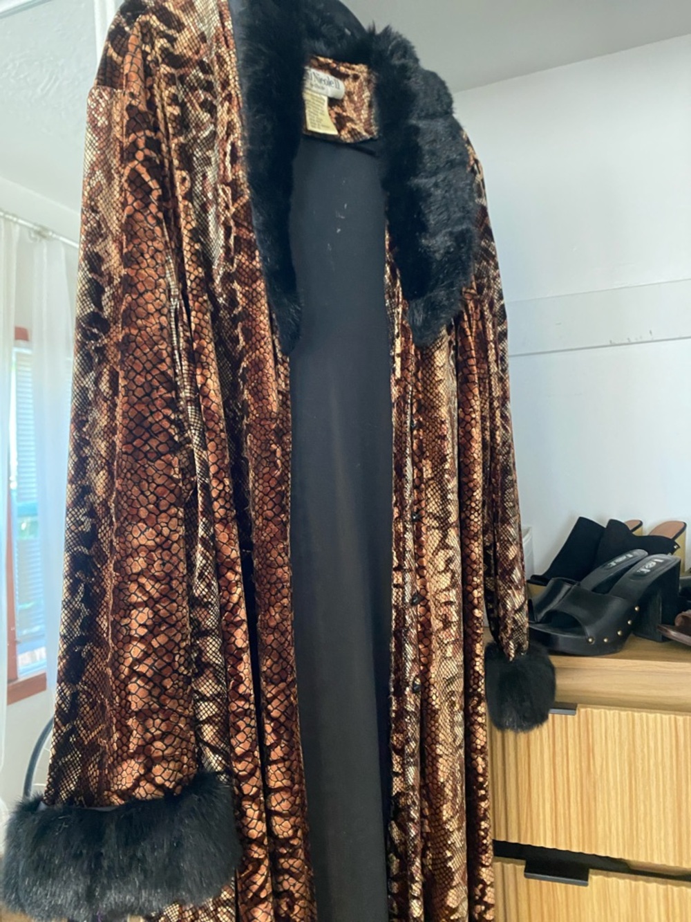Ronni Nicole Brown Snake-Print Coat with Black Fur Trim - Picture 3 of 8